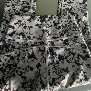 Lululemon capris, brand new without tags, never worn, perfect condition.